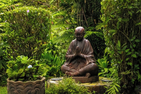 Aromatherapy, hot stone massages, facials, 1 treatment room