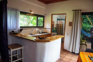 Refrigerador con freezer, placa de cocina, cafetera/tetera
