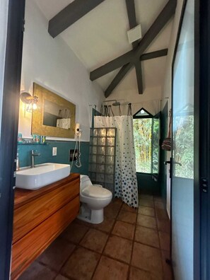 Upper Suite | Bathroom | Shower, free toiletries, hair dryer, towels - Hotel Isla Verde (Boquete)
