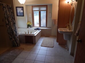 Jetted bath, free toiletries, hair dryer