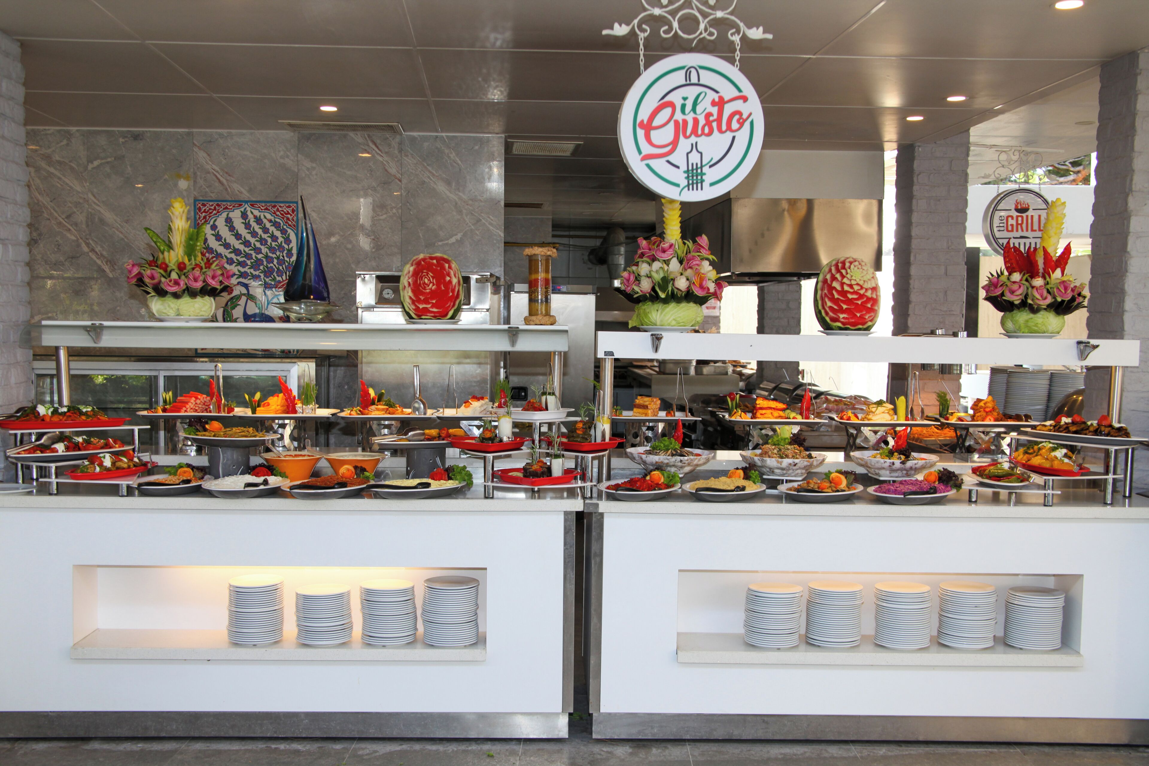 4 restaurants; breakfast, lunch and dinner served 