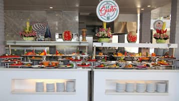 4 restaurantes; se sirve desayuno, almuerzo y cena
