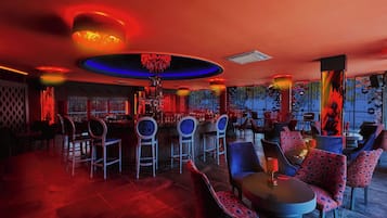 4 restaurants; breakfast, lunch, and dinner served