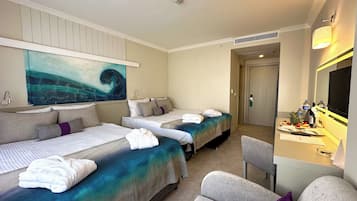 Quarto standard (Sea or Mountain View) | Frigobar (abastecido com itens grátis), cofres nos quartos, escrivaninha