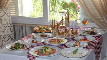 4 restaurantes: opção de café da manhã, almoço e jantar