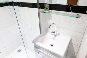 Standard Single Suite | Bathroom | Shower, free toiletries, hair dryer, towels - Pousada Flor Dália (Natal)