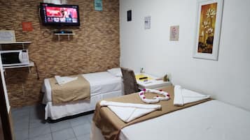 Suite Deluxe | Minibar, decoración individual, mobiliario individual y escritorio