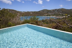 Kolam renang outdoor, dengan kursi berjemur