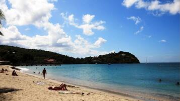 Una playa cerca, arena blanca