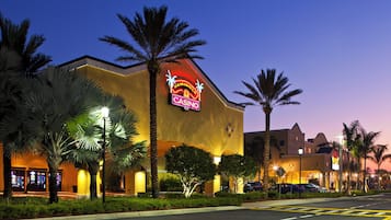 Fassade der Unterkunft – Abend/Nacht