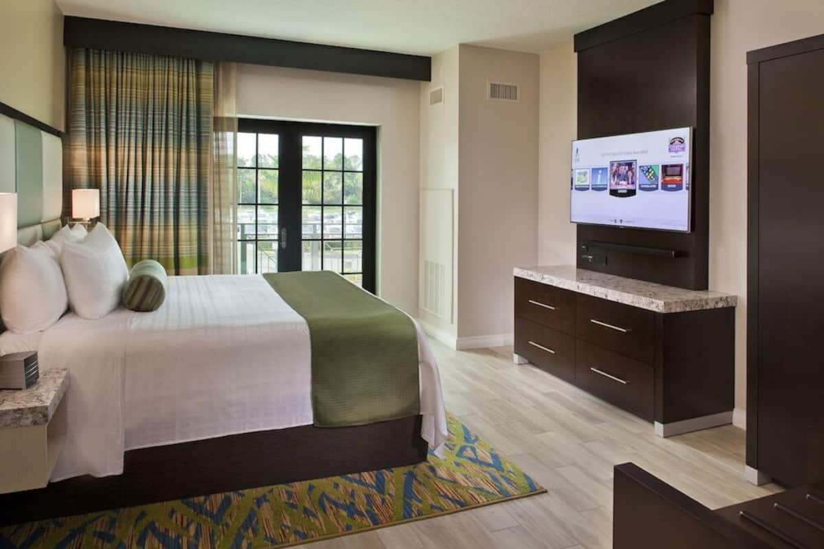 In-room safe, desk, iron/ironing board, cribs/infant beds
