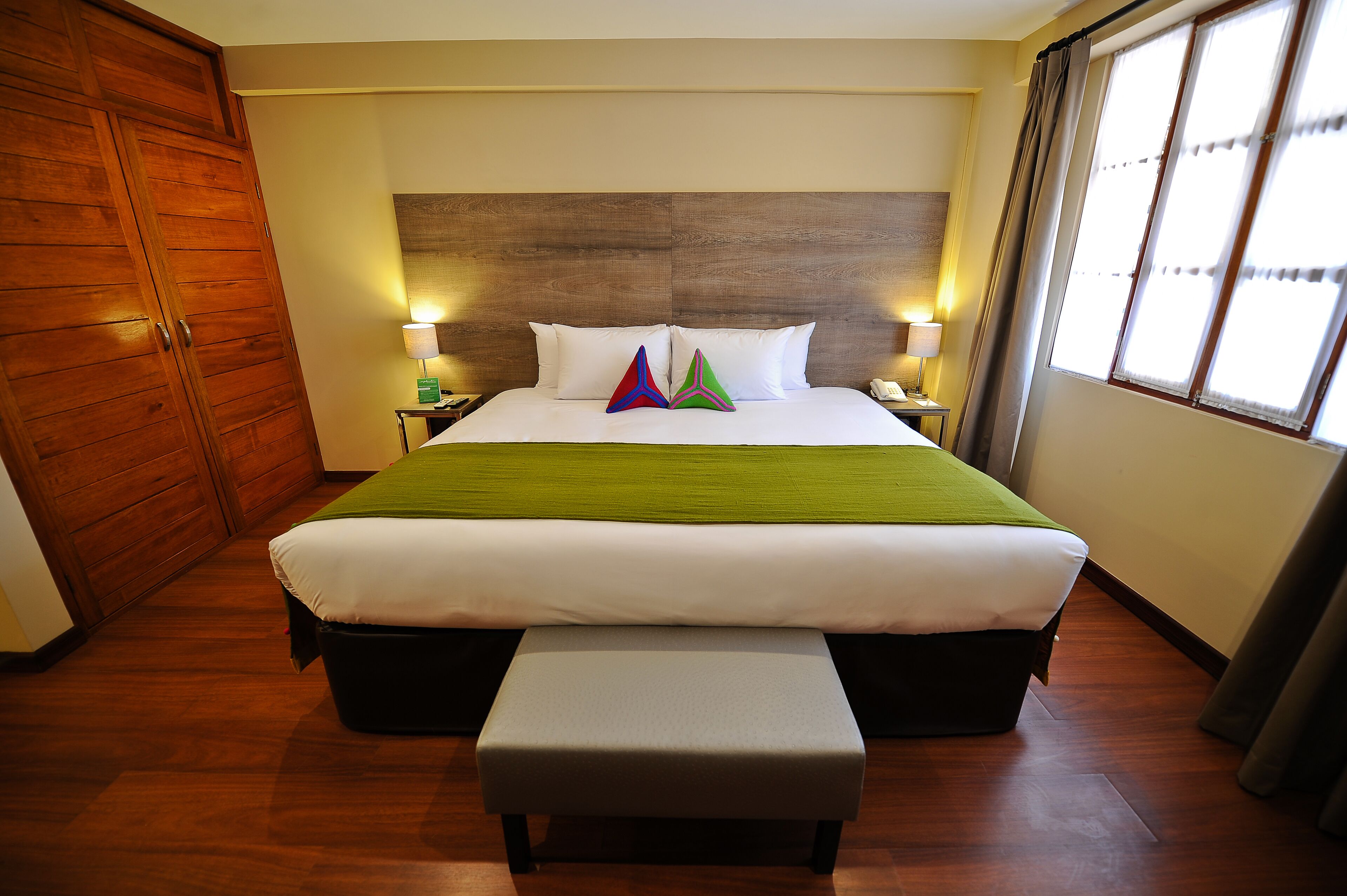 Allergikerbettwaren, Schreibtisch, laptopgeeigneter Arbeitsplatz