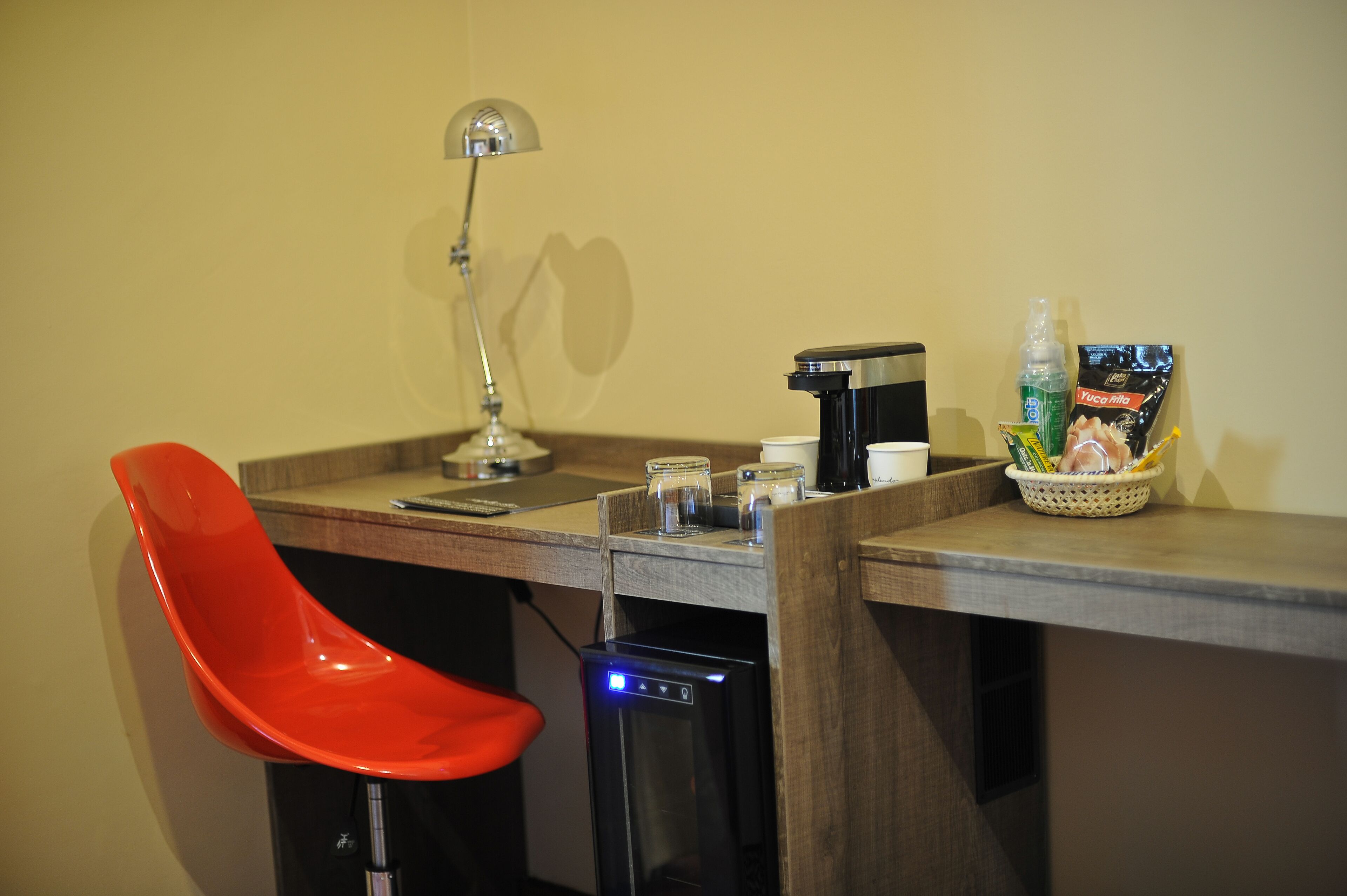 1 bedroom, hypo-allergenic bedding, desk, laptop workspace