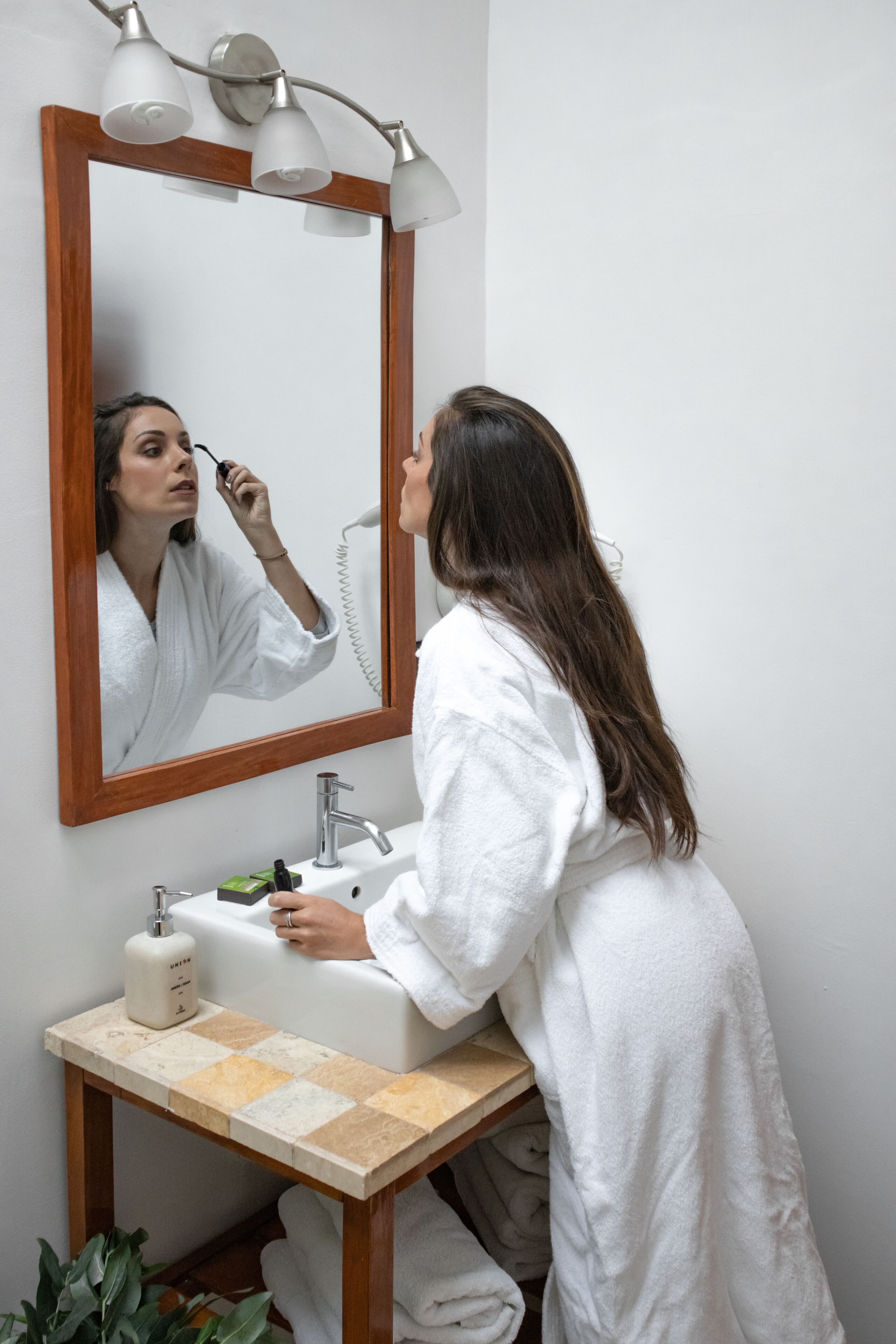 combined shower/bathtub, deep-soaking bathtub, free toiletries