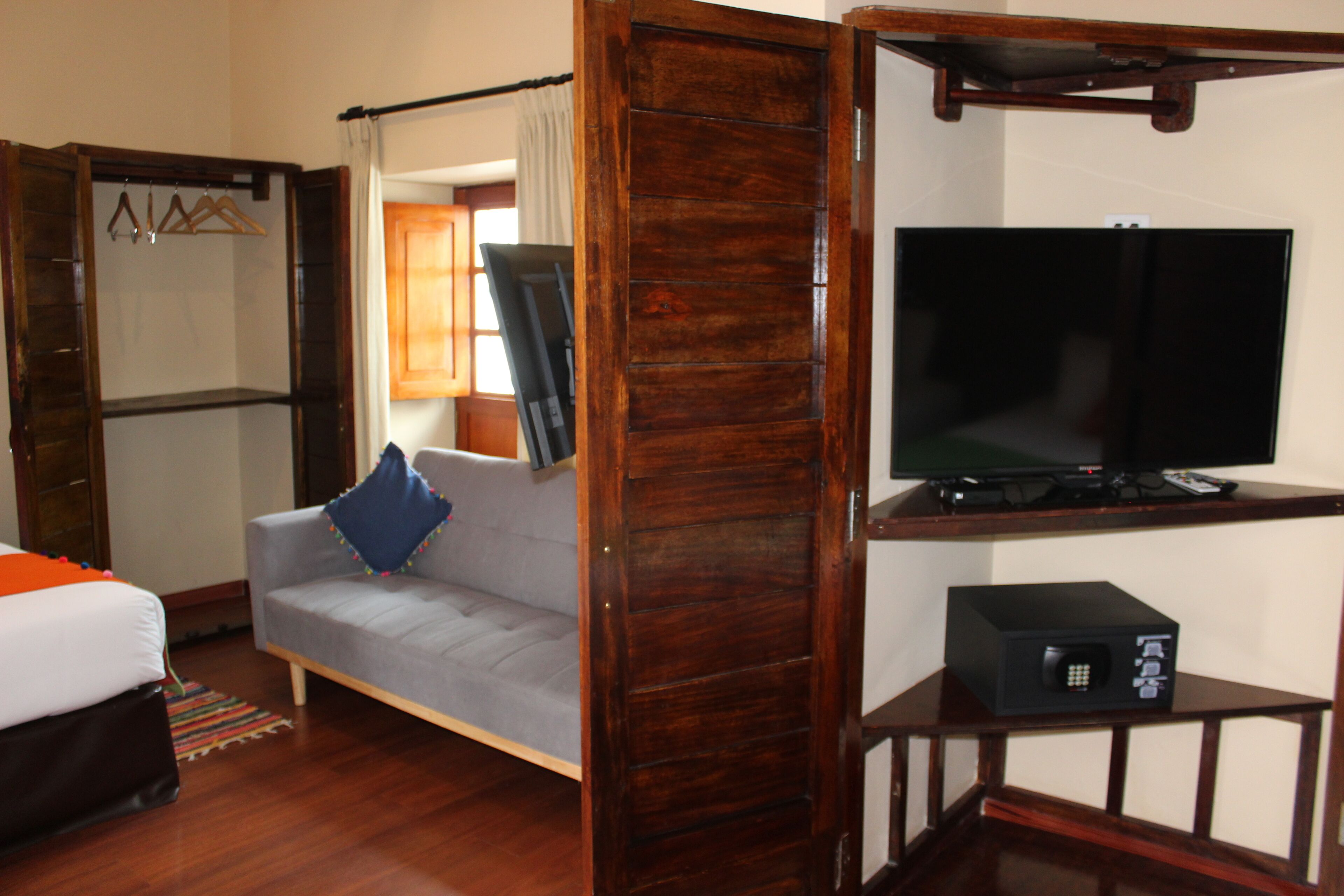 traditional quadruple room | 1 bedroom, hypo-allergenic bedding, desk, laptop workspace