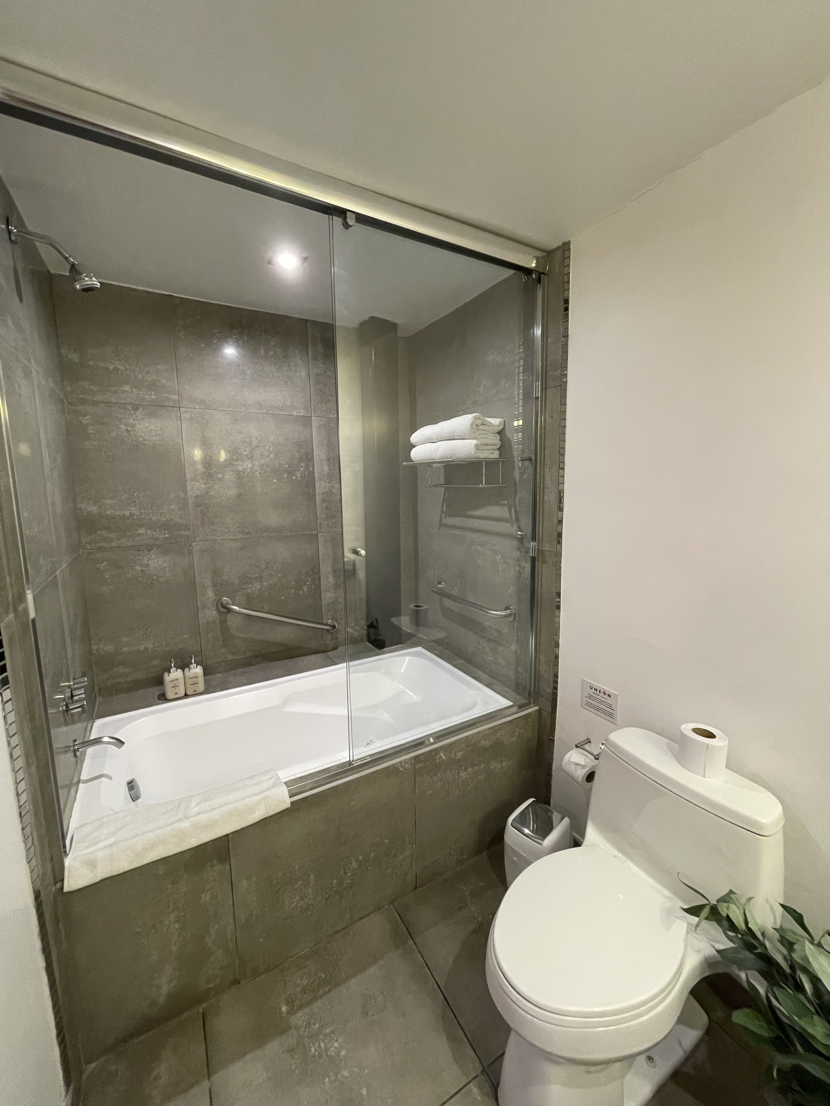 combined shower/bathtub, deep-soaking bathtub, free toiletries