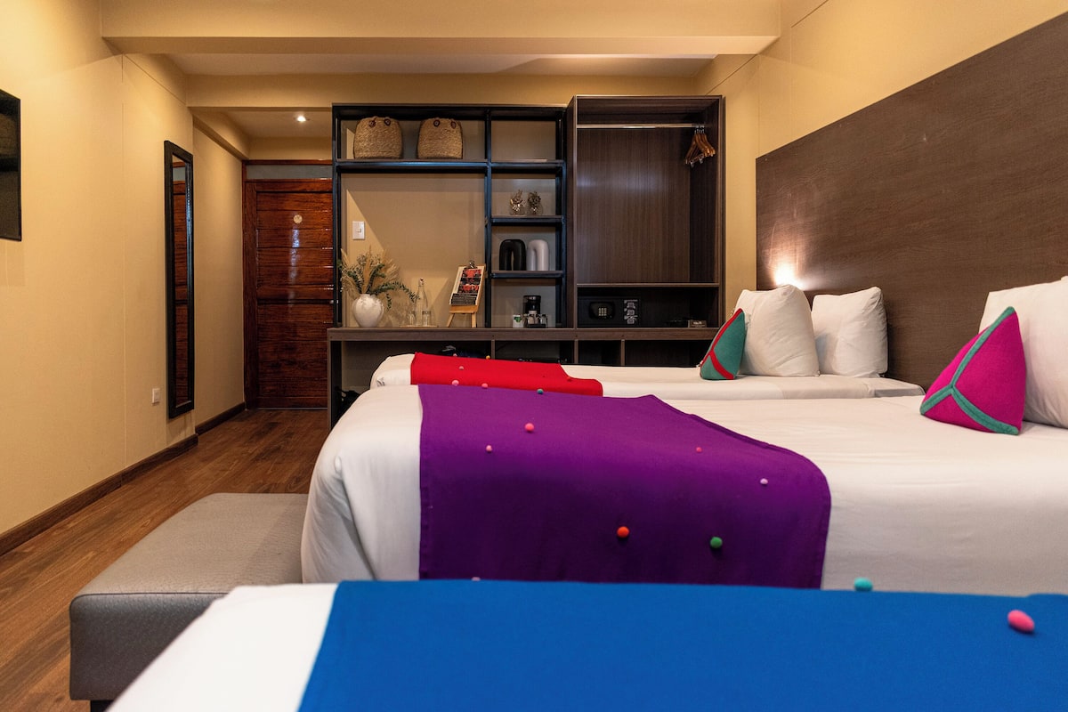 Tradisjonelt tremannsrom, 3 enkeltsenger | Allergitestet sengetøy, skrivebord og skrivebord for bærbar PC