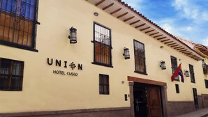 Un edificio con el letrero