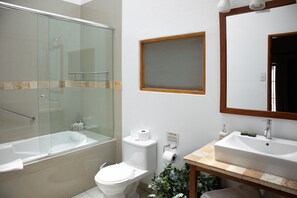 Combined shower/bathtub, deep-soaking bathtub, free toiletries