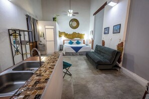 Classic-Studiosuite | Zimmersafe, individuell dekoriert, individuell eingerichtet