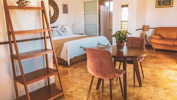 Classic Studio Suite | Bathroom | Shower, free toiletries, hair dryer, towels