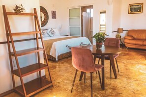 Studiosuite – classic | Bad | Dusj, toalettartikler (inkludert), hårføner og håndklær