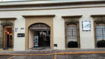 Vista frontal de la propiedad