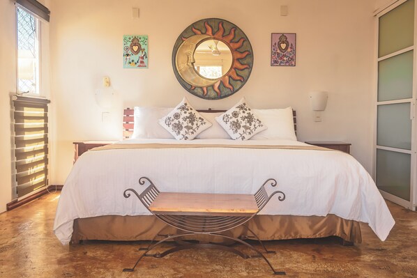 Suite estudio clásica | Baño | Ducha, artículos de higiene personal gratuitos y secador de pelo