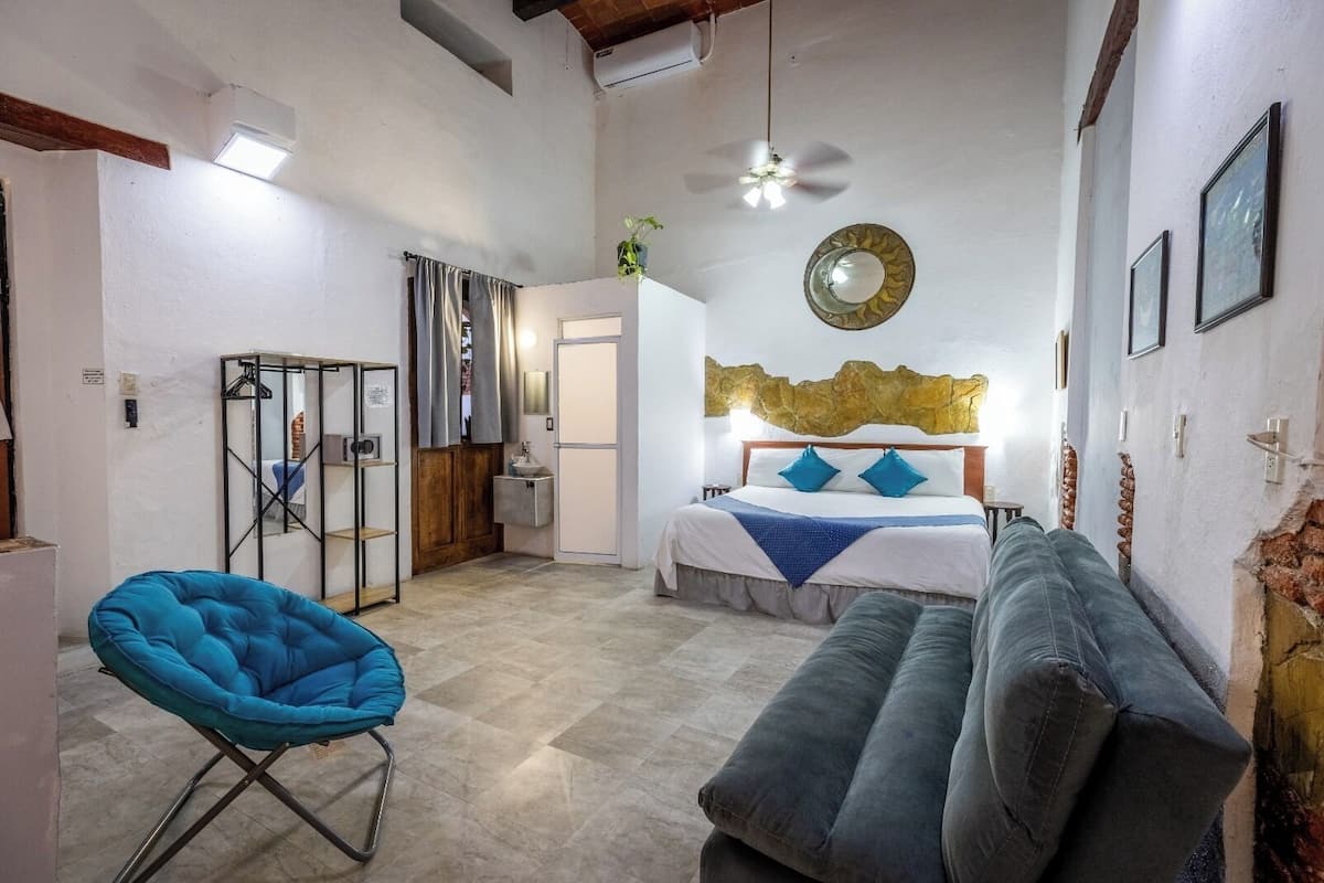 Classic Studio Suite | In-room safe, desk, laptop workspace, WiFi (free)