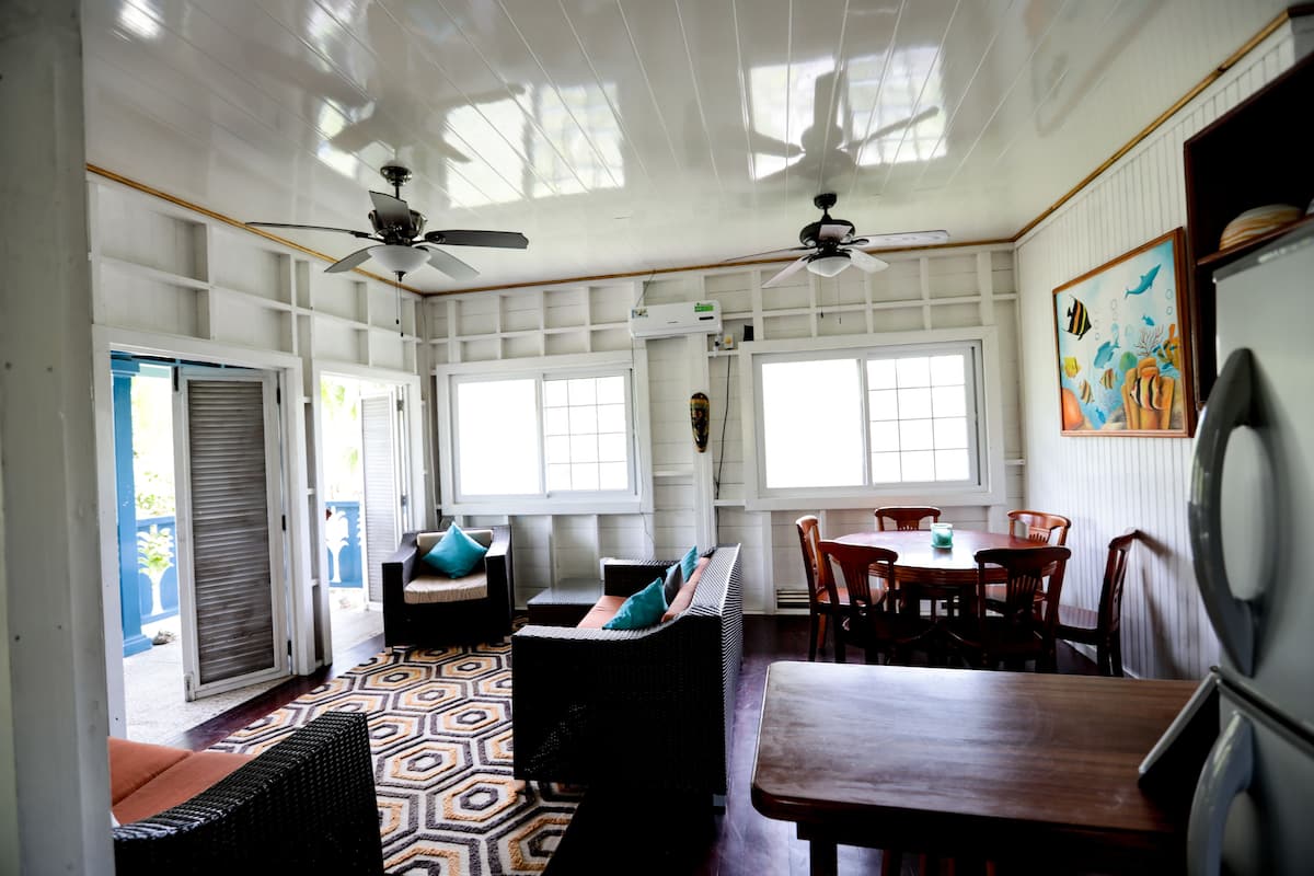 villa, 4 bedrooms | living room