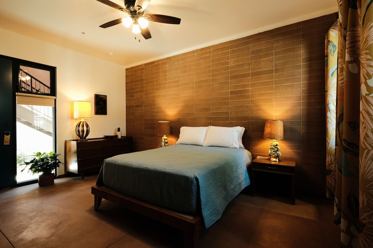 Phòng Deluxe, 1 giường cỡ queen | Bộ đồ giường cao cấp, nệm có lớp đệm bông, trang trí khác biệt