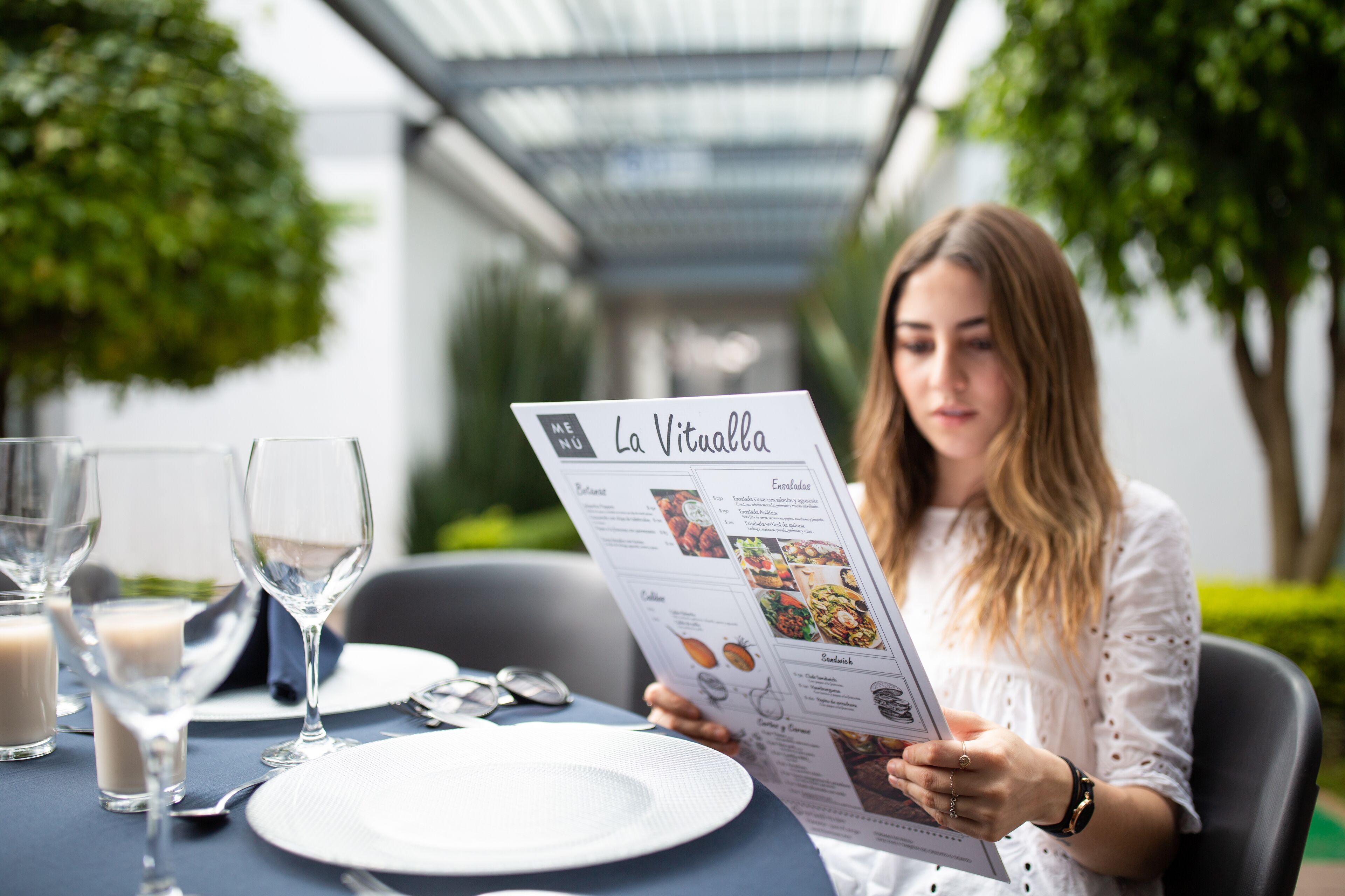 Petit déjeuner, déjeuner et dîner servis sur place, vue sur le jardin
