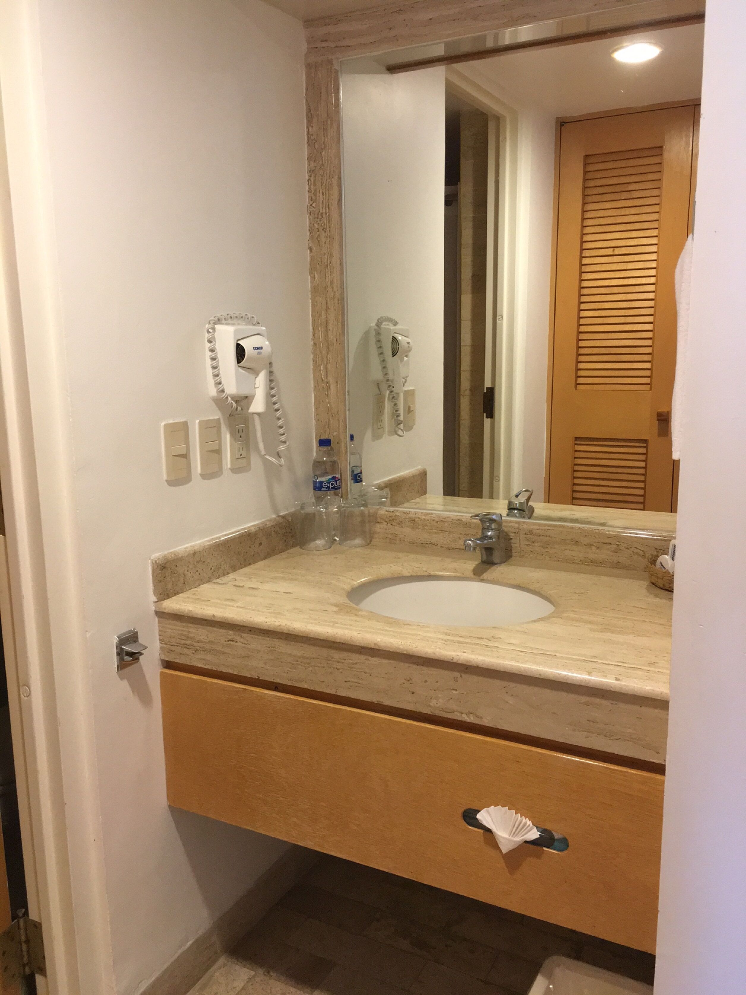 shower, rainfall showerhead, free toiletries, hair dryer