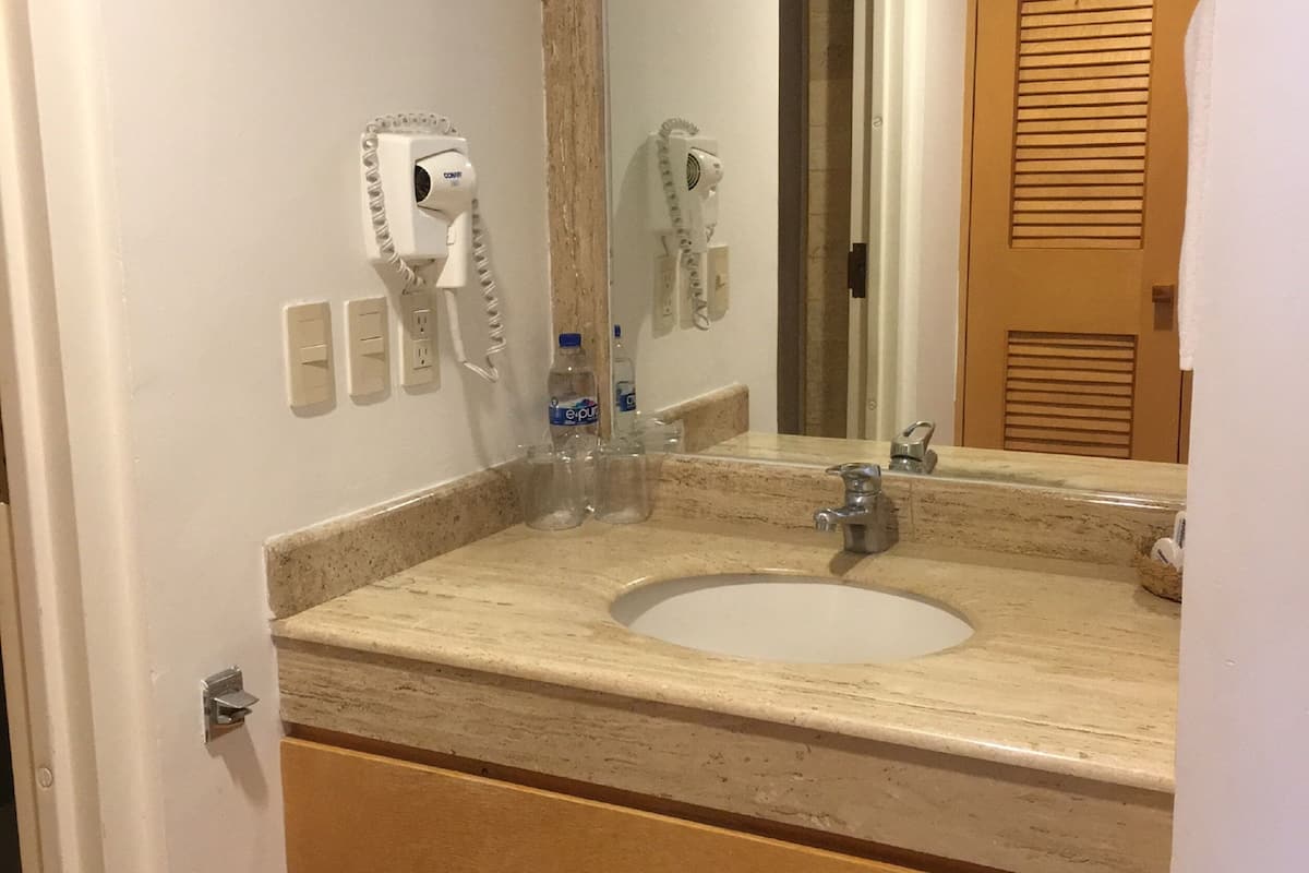 shower, rainfall showerhead, free toiletries, hair dryer