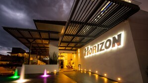 A modern building with a large illuminated sign reading "HORIZON". - Hotel Horizon and Convention Center (Morelia)