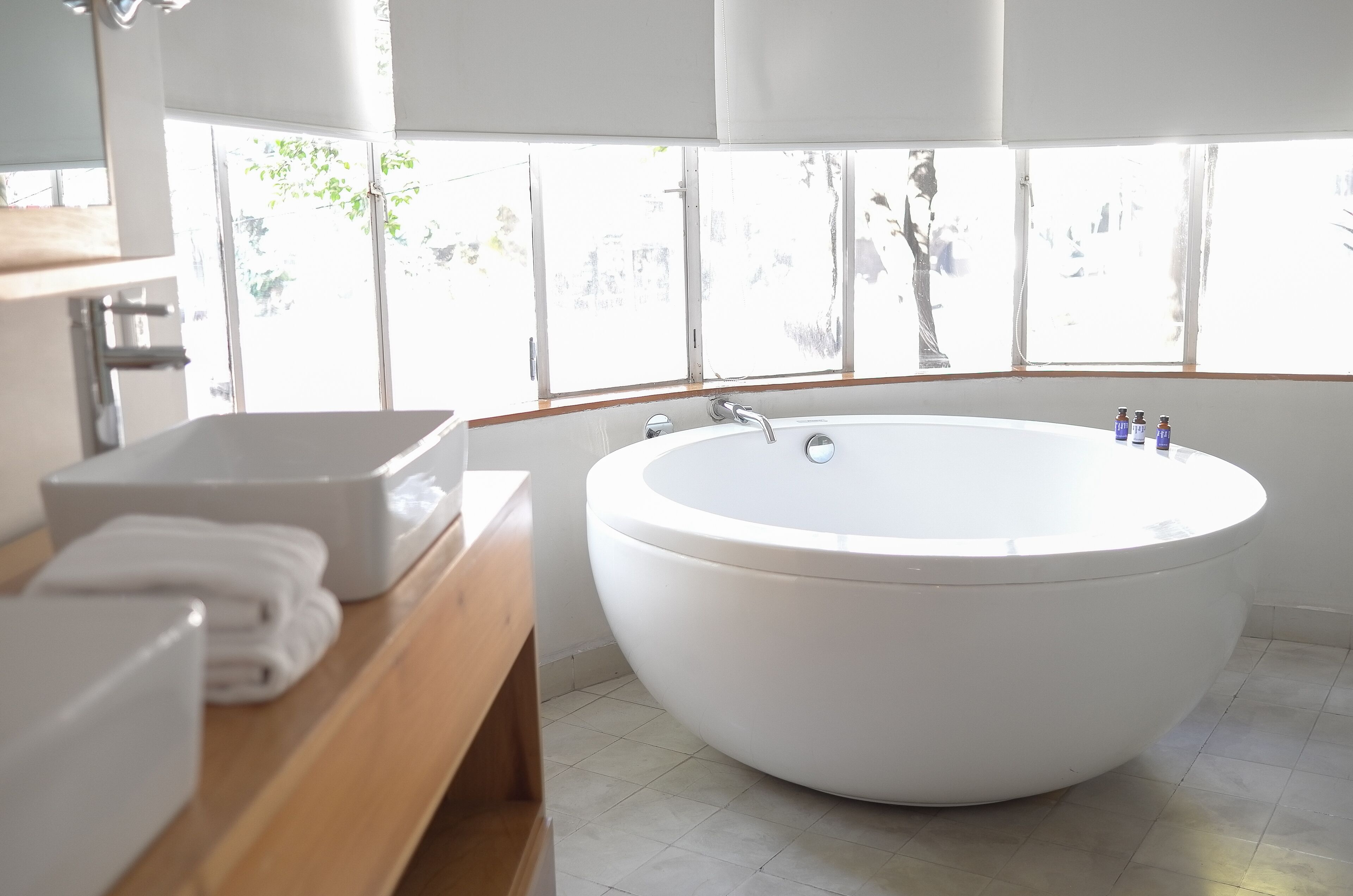 honeymoon suite, 1 bedroom, city view | deep-soaking bathtub