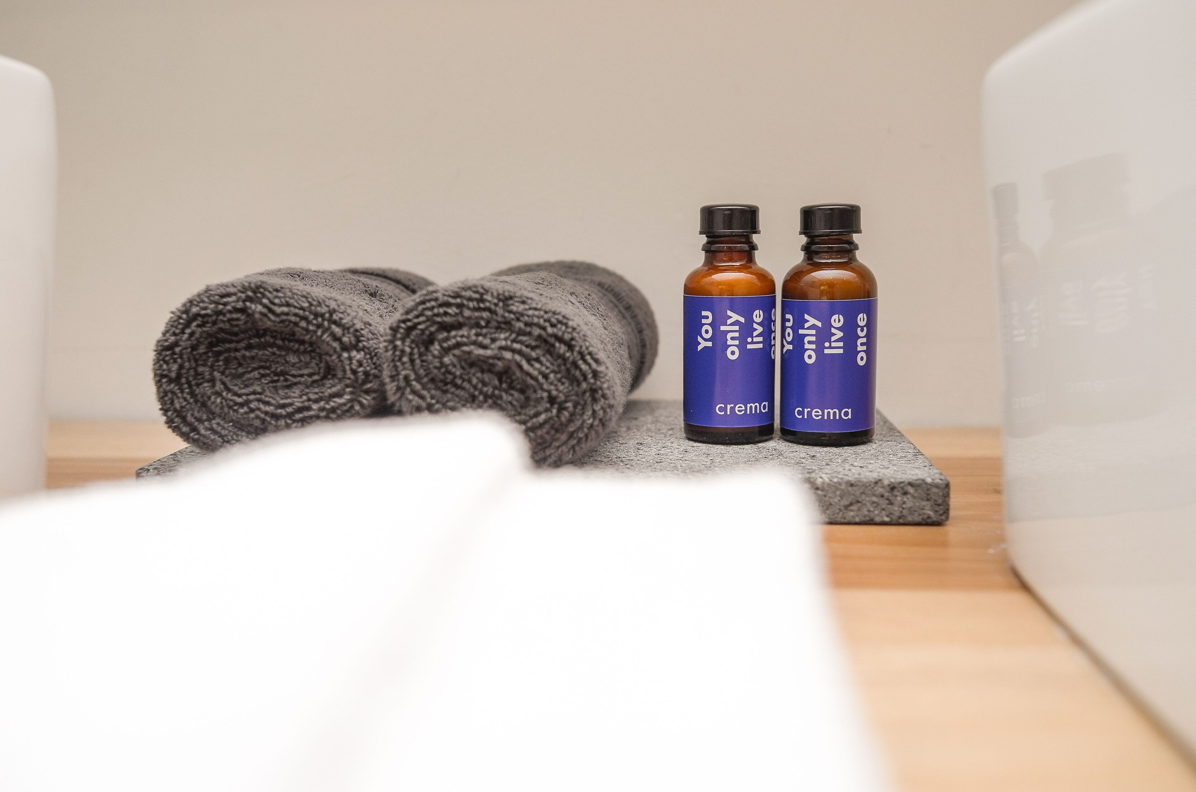 suite r | bathroom amenities | shower, free toiletries, towels