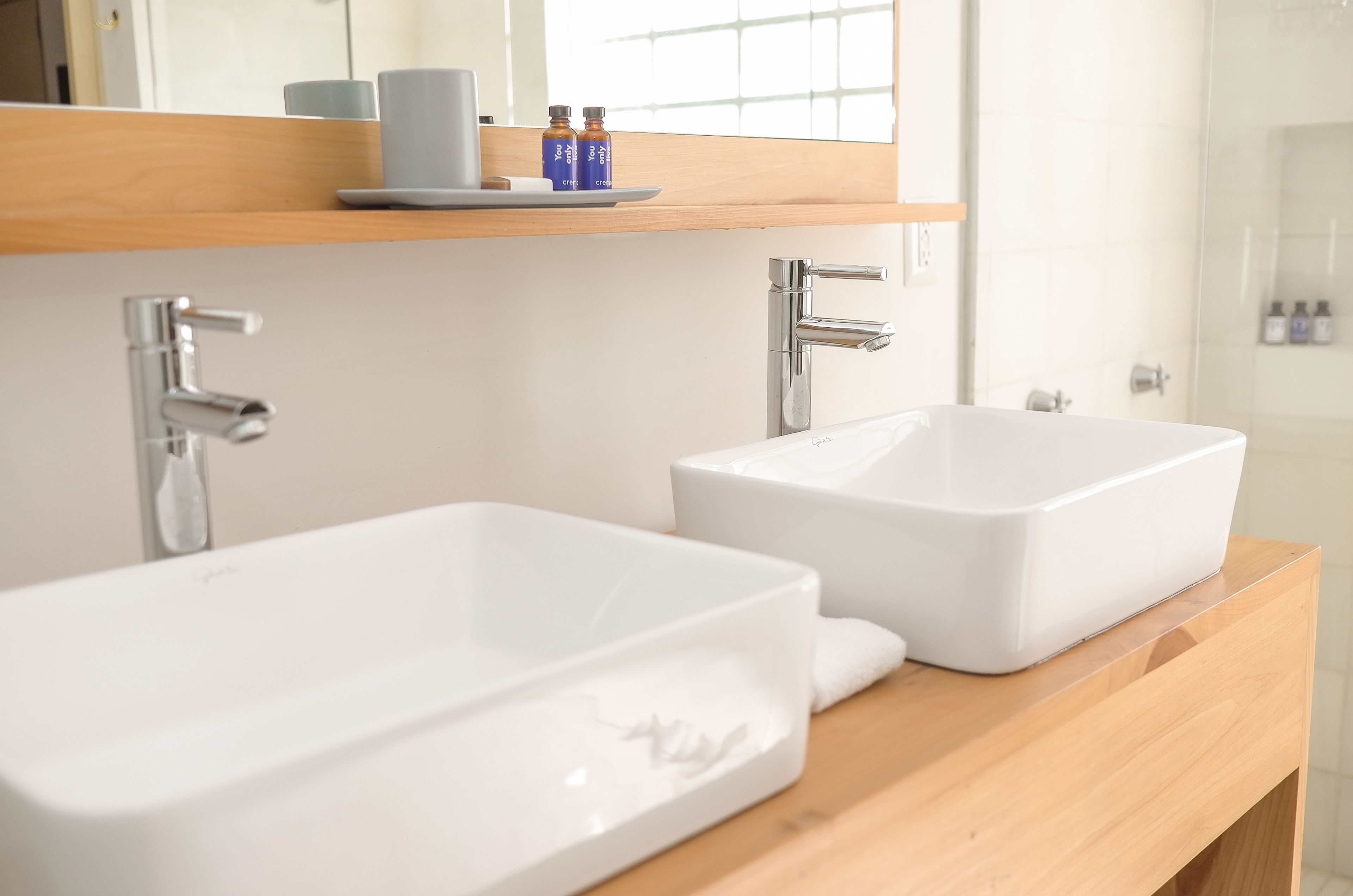 junior room | bathroom | shower, free toiletries, towels