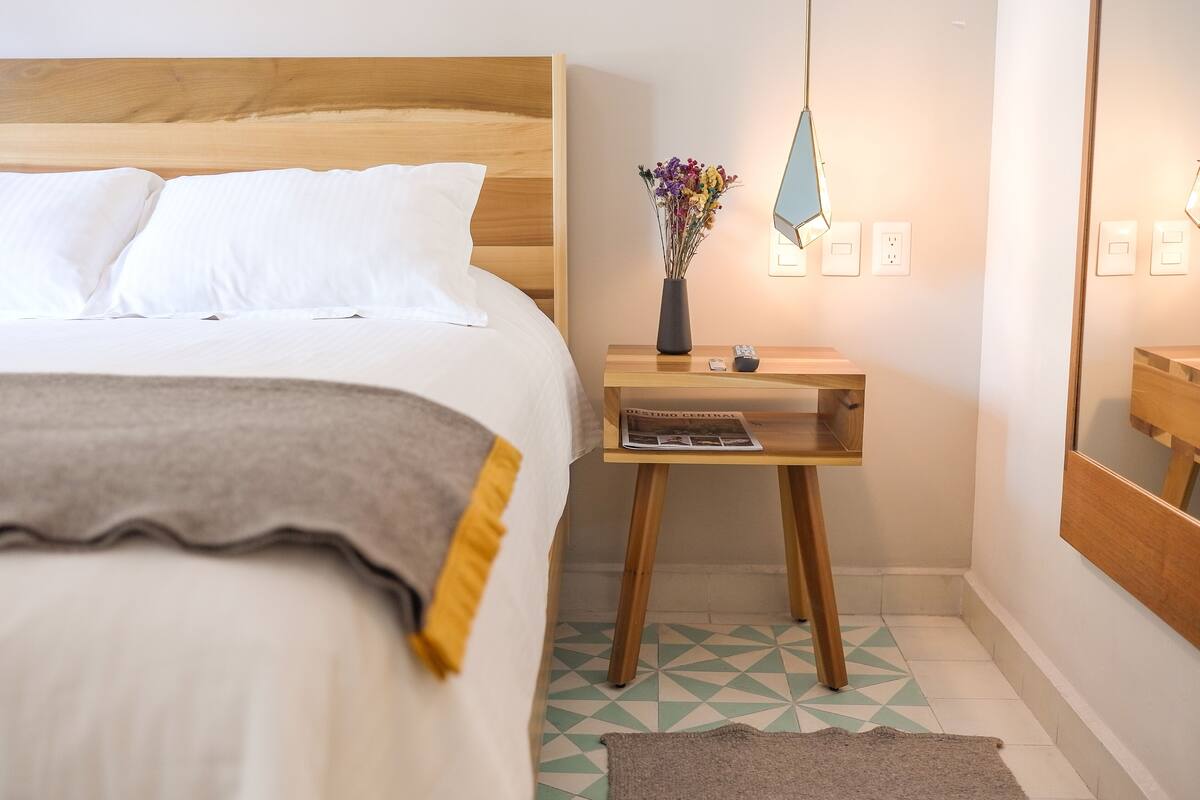 Caja fuerte, sistema de insonorización, wifi gratis y ropa de cama