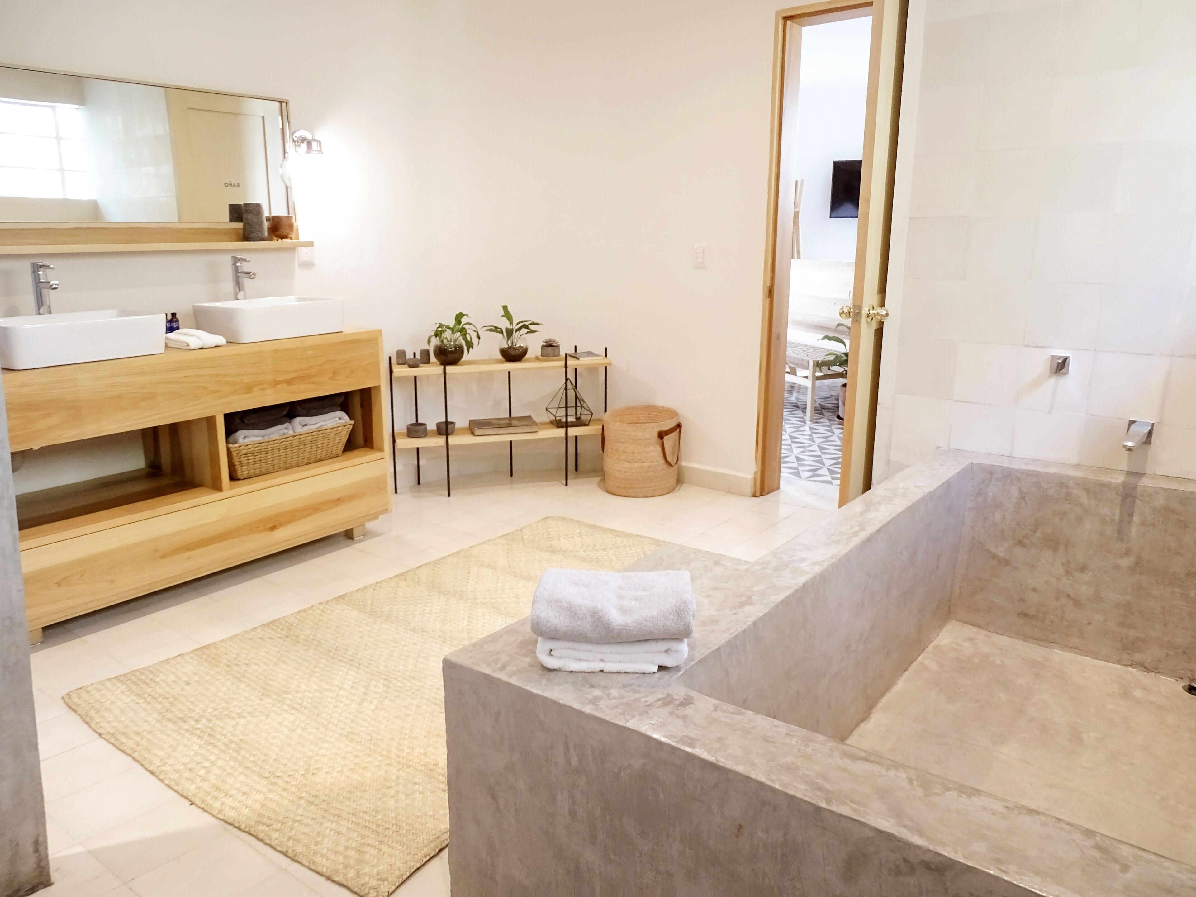 suite r | bathroom | shower, free toiletries, towels