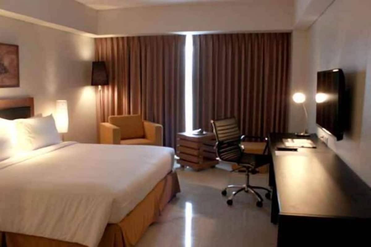 In-room safe, desk, blackout drapes, soundproofing