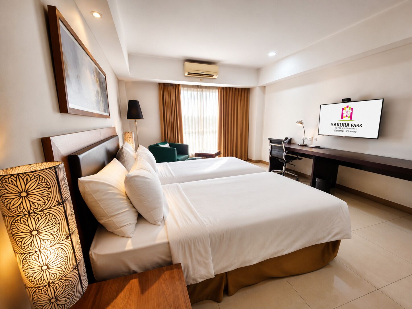 Een hotelkamer met twee bedden, een bureau, een stoel, een televisie en een grote decoratieve lamp.