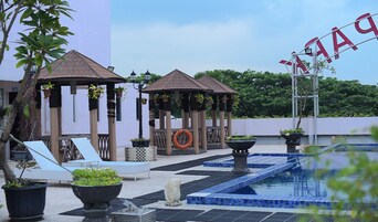 Piscina all'aperto, lettini