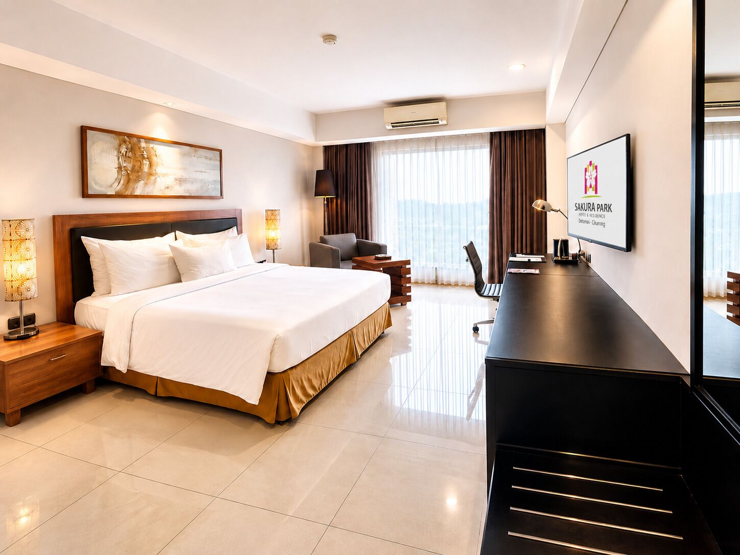 Una habitación de hotel con cama, mesitas de noche, un escritorio, una silla, un equipo de aire acondicionado y un cuadro en la pared.