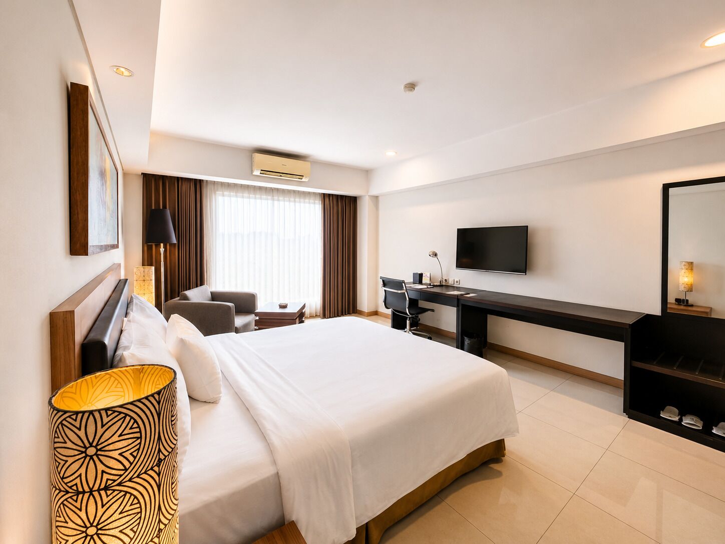 Deluxe kamer, 1 queensize bed | Een kluis op de kamer, een bureau, verduisterende gordijnen