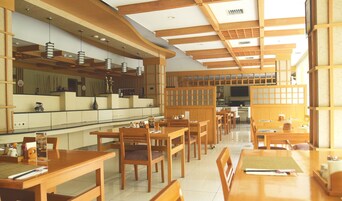 Σερβίρεται πρωινό, μεσημεριανό και βραδινό, με διεθνής κουζίνα 