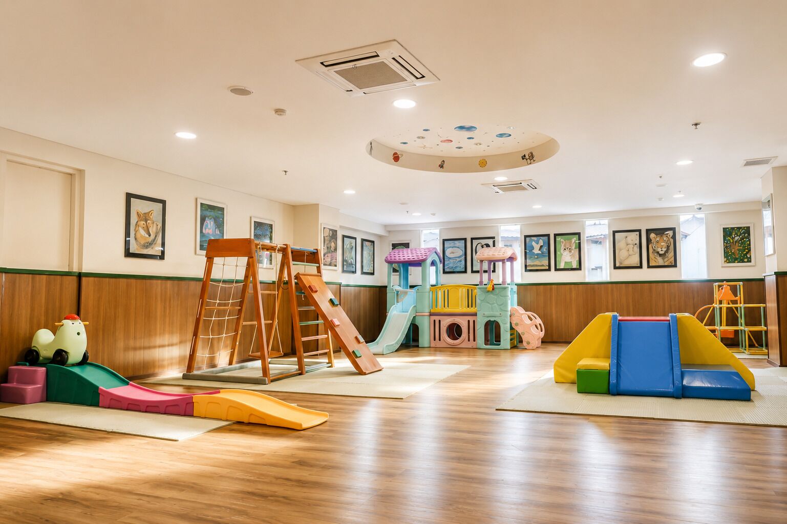 Ein Kinderspielbereich mit Rutsche, Klettergerüsten und einem Spielhäuschen.