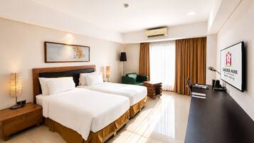 Deluxe Room, 2 Single Beds | In-room safe, desk, blackout curtains, soundproofing