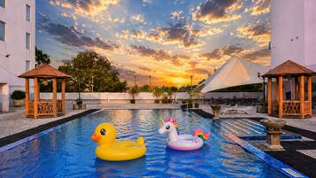 Outdoor pool, pool loungers