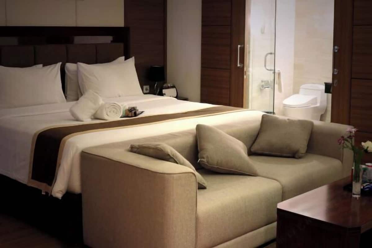 Minibar, in-room safe, desk, blackout curtains